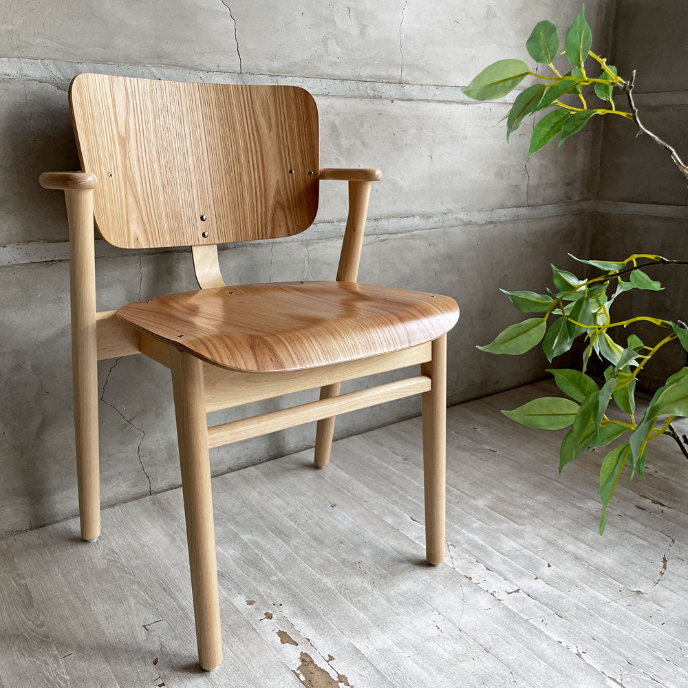 アルテック artek ドムスチェア Domus Chair ダイニングチェア アームチェア バーチ材 × エルム材 2022年発売 板座 イルマリ・タピオヴァーラ ～ フィンランドを代表する一脚～