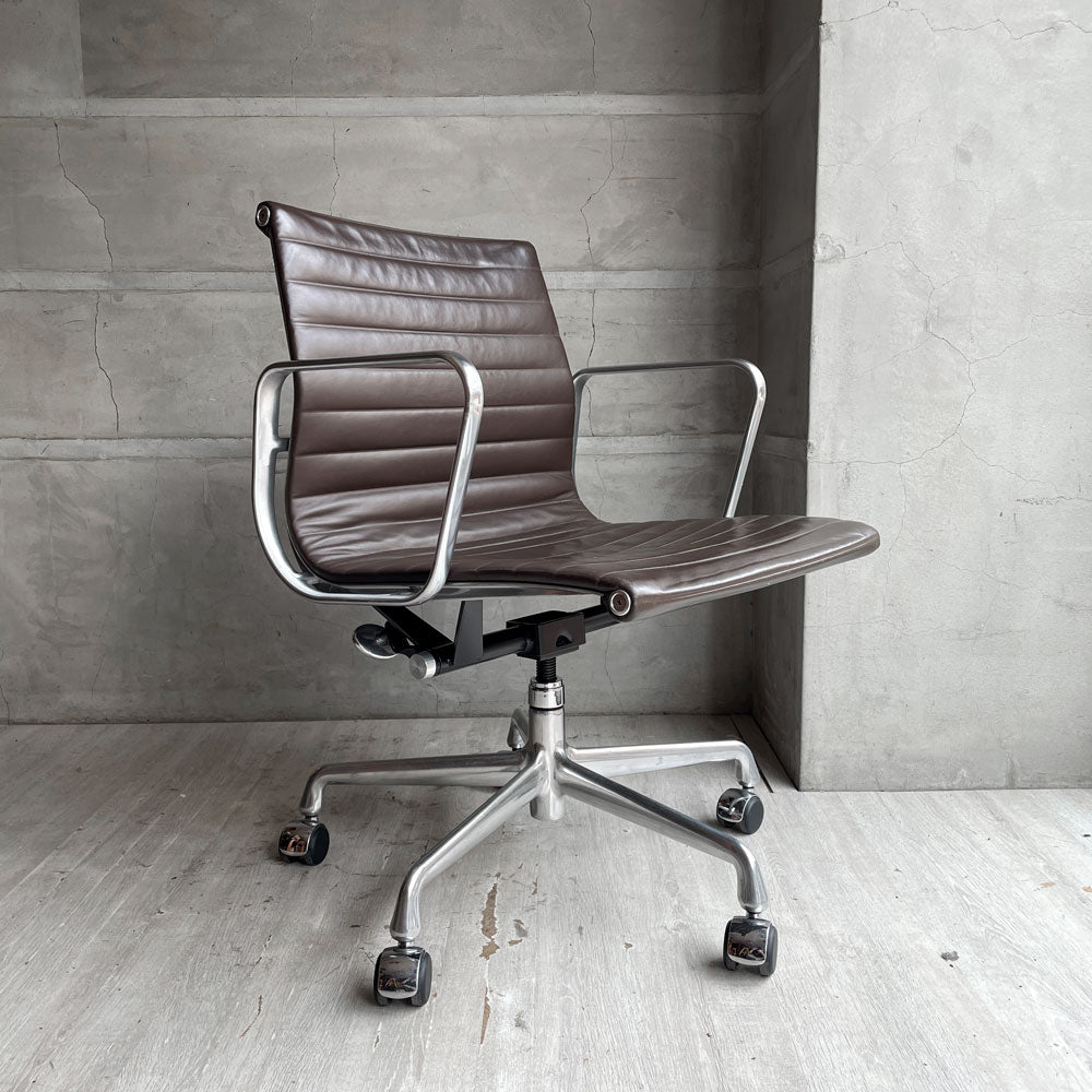 【学芸大学店】ハーマンミラー Herman Miller アルミナムグループ マネジメントチェア ローバック レザーシート ブラウン 5本脚 C&Rイームズ ミッドセンチュリー 買取させていただきました。
