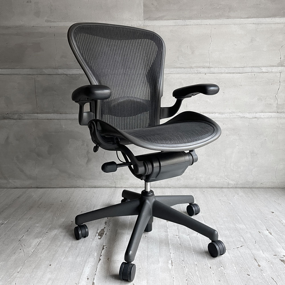 【学芸大学店】ハーマンミラー HermanMiller アーロンチェア ライト Bサイズ ランバーサポート グラファイトベース アーム固定 デスクチェア オフィスチェア ♪ 買取させていただきました。