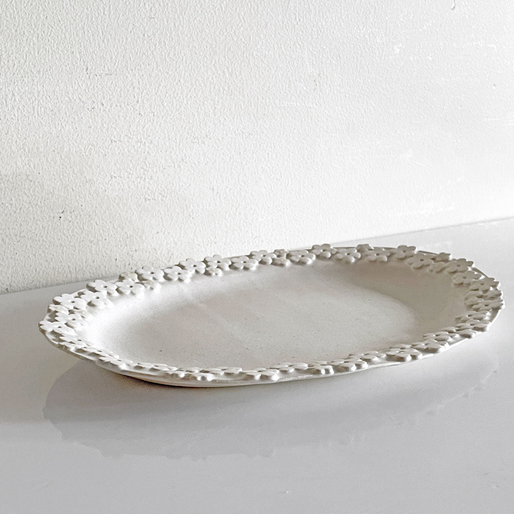 【自由が丘店】智工房 佐野智子 小花の楕円プレート オーバル皿 ホワイト系 平皿 陶器 半磁器 約23cm 現代作家 買取させていただきました。