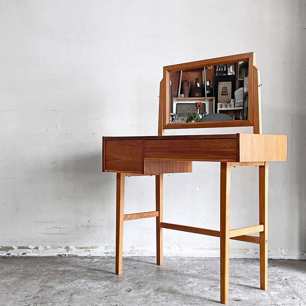 【自由が丘店】スウェーデンビンテージ Sweden Vintage ドレッサー デスク 鏡台 抽斗2杯 チーク材 × ビーチ材 北欧 買取させていただきました。