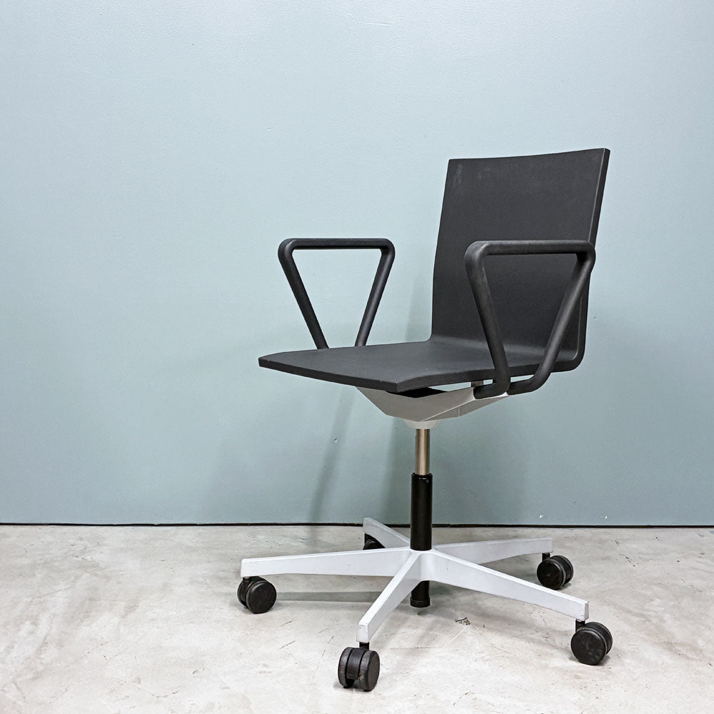 【経堂店】ヴィトラ vitra ゼロフォー 04. スタジオチェア デスクチェア アームレスト付 ブラック マールテン・ヴァン・セーヴェレン 昇降機能 定価202,400円 買取させていただきました。