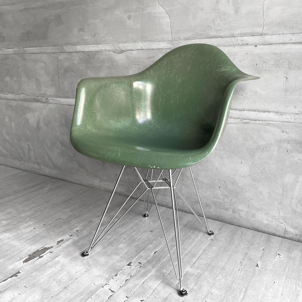 【学芸大学店】ハーマンミラー Herman Miller アームシェルチェア 現行FRP製 ダークシーフォーム エッフェルベース C&R イームズ ミッドセンチュリー ♪ 買取させていただきました。