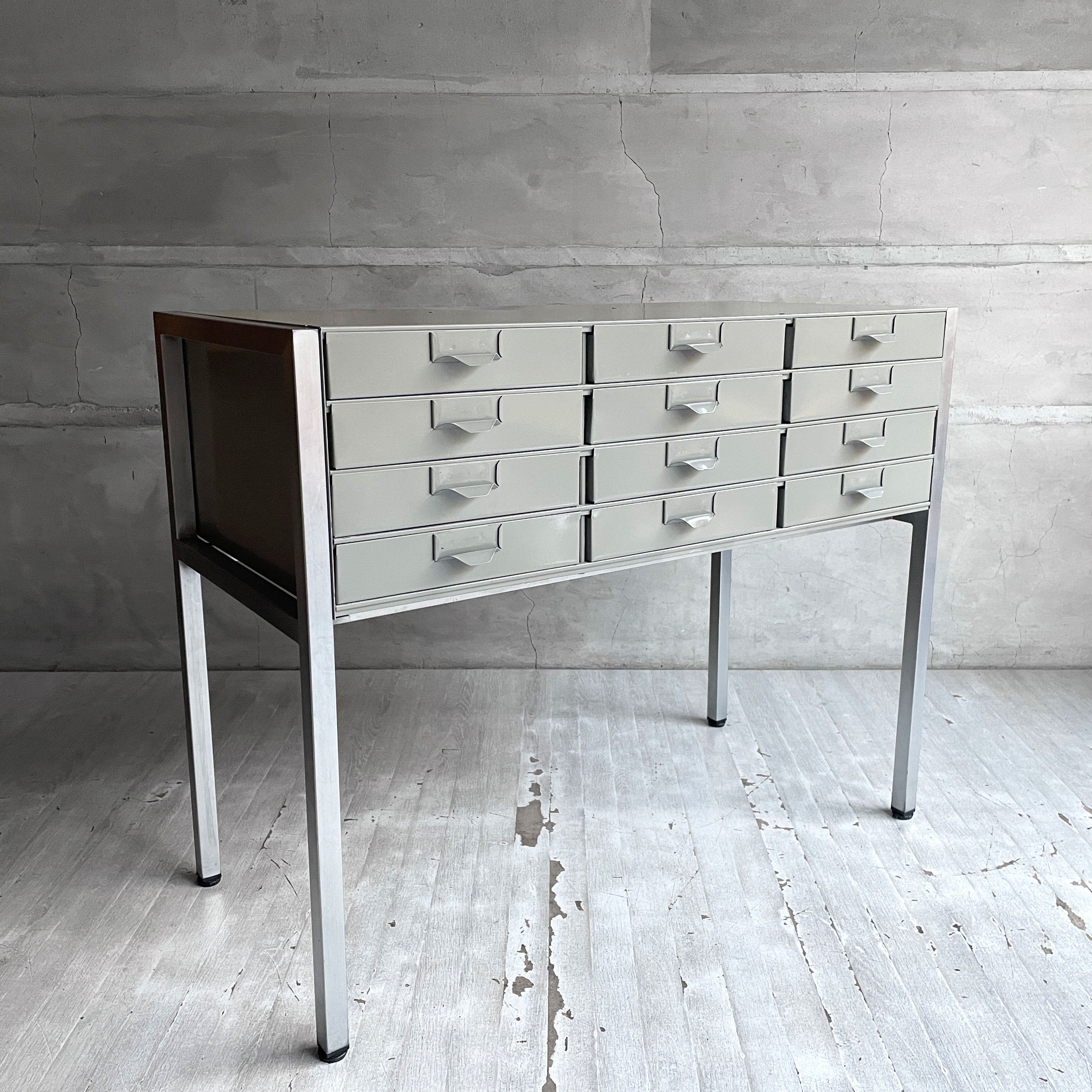 【学芸大学店】リオン LYON スチールキャビネット 12ドロワー ファイリングキャビネット 脚付き ツールボックス コンソールチェスト アジャスター グレー系カラー インダストリアル 店舗什器 ♪ 買取させていただきました。