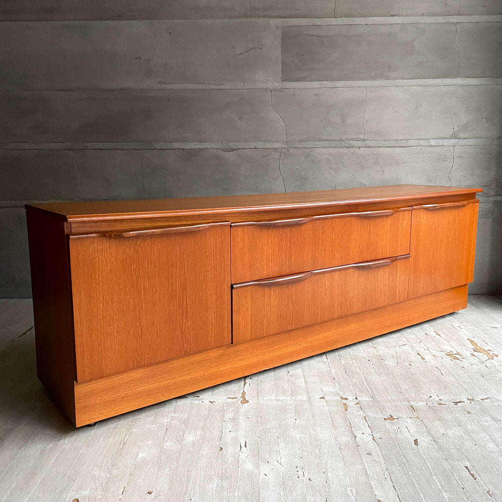 UKビンテージ チーク材 ローボード AVボード サイドボード キャスター付き 2ドア 2ドロワー 英国家具 北欧スタイル ～重過ぎず、軽過ぎず～