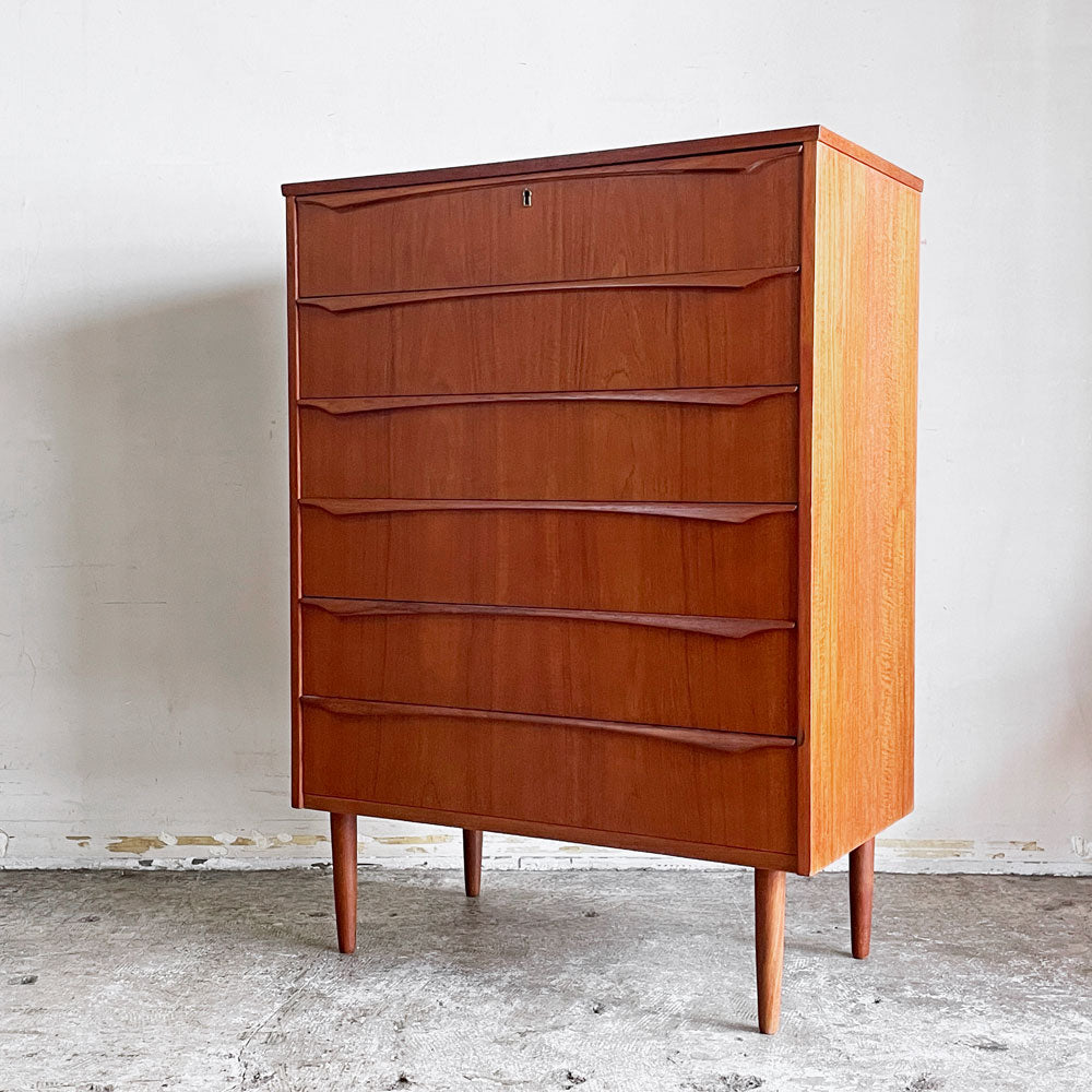 【自由が丘店】デンマークビンテージ Danish Vintage 6ドロワー チェスト チーク材 脚付き 鍵欠品 ミッドセンチュリーデザイン 北欧家具 買取させていただきました。
