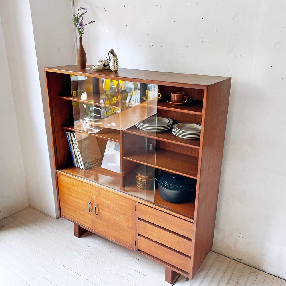 ジャパンビンテージ チーク材 ガラスキャビネット リビングボード 棚板5枚 3ドロワー 北欧スタイル ブロカント 水屋 ジャパニーズモダン ～ 魅力の奥行きが深い一台