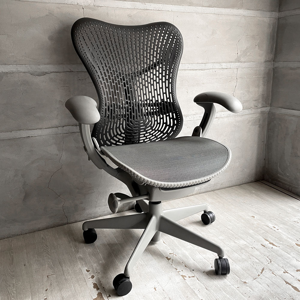 【学芸大学店】ハーマンミラー Herman Miller ミラチェア Mirra Chair オフィスチェア スタジオ7.5 グラファイトベース グラファイトアーム  廃番 ♪ 買取させていただきました。