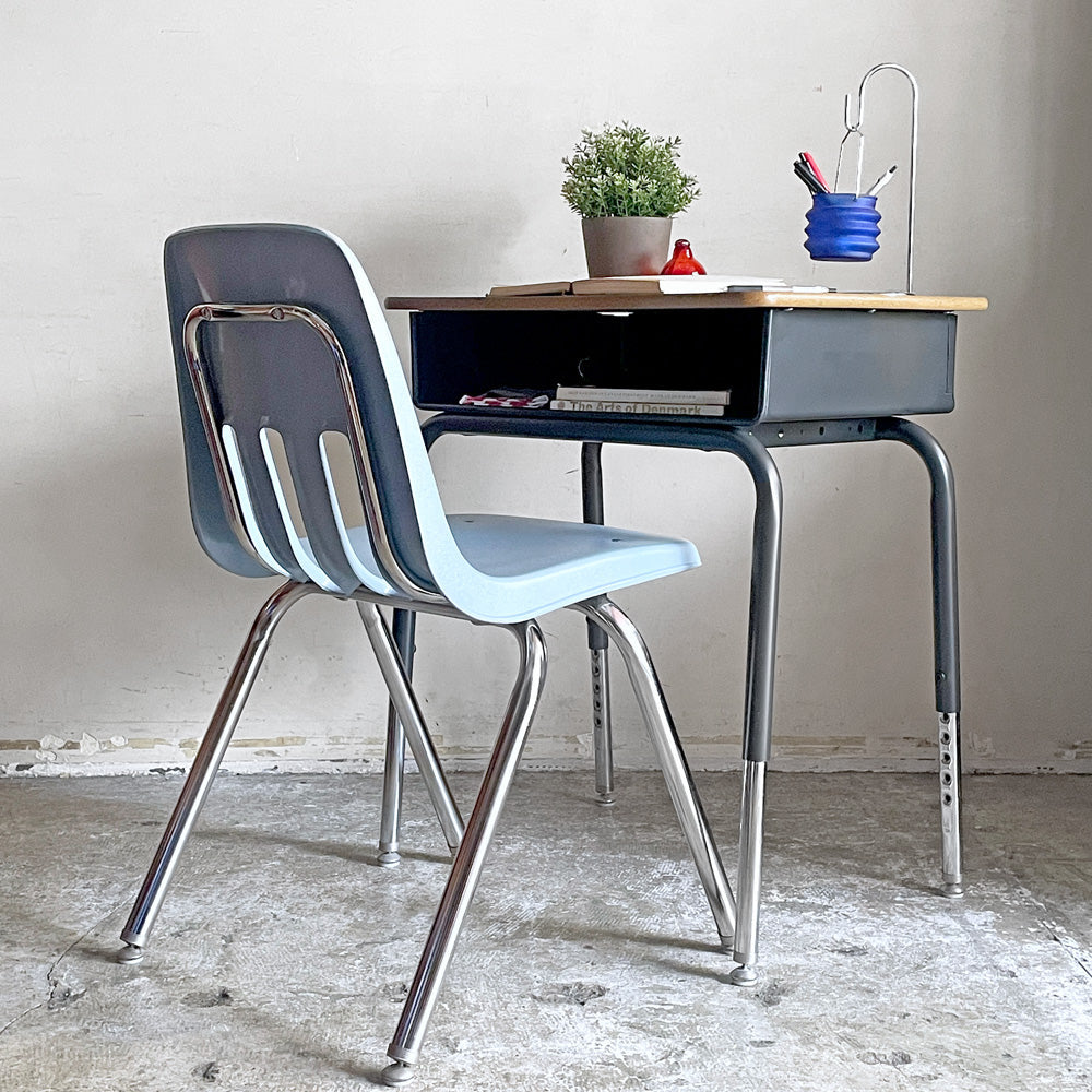 【自由が丘店】ヴァルコ VIRCO チェア 9000 Chair スタッキングチェア デスクチェア アッシュブルー プラスチックシート スチールレッグ ＆ スチューデントデスク Student desk オーク材 スチールフレーム 収納付き 天板昇降機能 アメリカ 買取させていただきました。