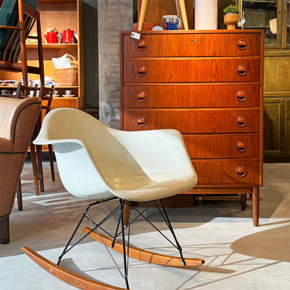 ハーマンミラー Herman Miller モダンファニチャーセールス アームシェルチェア FRP ロッカーベース イームズ ビンテージ ～ 新経堂店で見つけたとっておきのヴィンテージチェア ～