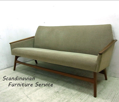 お部屋を選ばないスリムなデザインと落ち着いた色合いが魅力！Scandinavian Furniture Service 取扱 デンマーク製 2シーターソファ ウォールナット【買取と販売とレンタルのお店】
