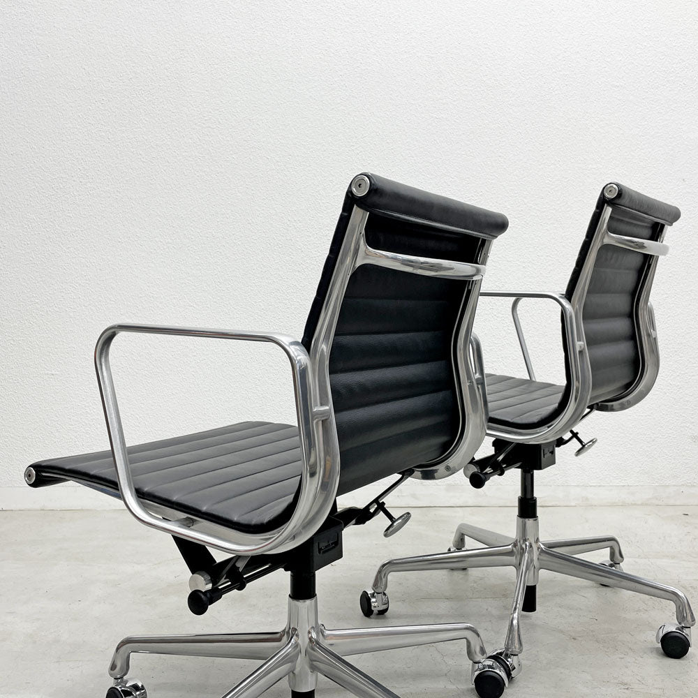 【登戸BASE店】ハーマンミラー Herman Miller イームズアルミナムグループチェア マネージメントチェア アルミバフベース ガス圧昇降仕様 5本脚キャスタータイプ 本革 イームズ × 2脚 買取させていただきました。