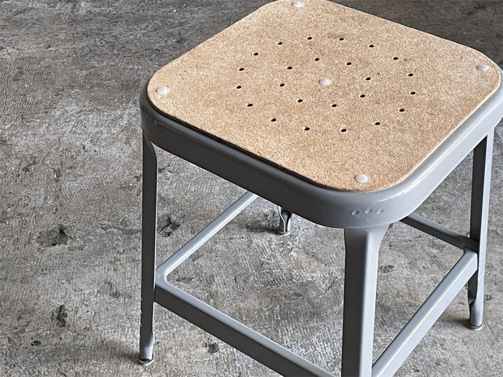 リオン LYON ファクトリー スツール FACTORY STOOL Sサイズ プレスウッドシート Dove gray パシフィックファニチャーサービス P.F.S取り扱い 中古品 買い取りしました。
