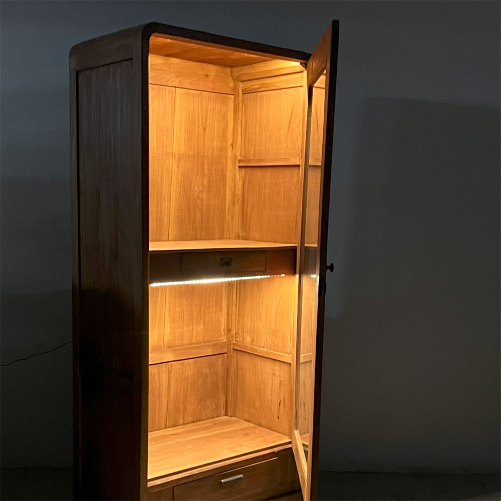 オールドメゾン old maison ガラスキャビネット 2ドロワー 収納棚 W81cm 後付けLED照明 ディスプレイ 店舗什器 ビンテージデザイン ～ 「まるで古着屋の一角」飾る収納の魅力～