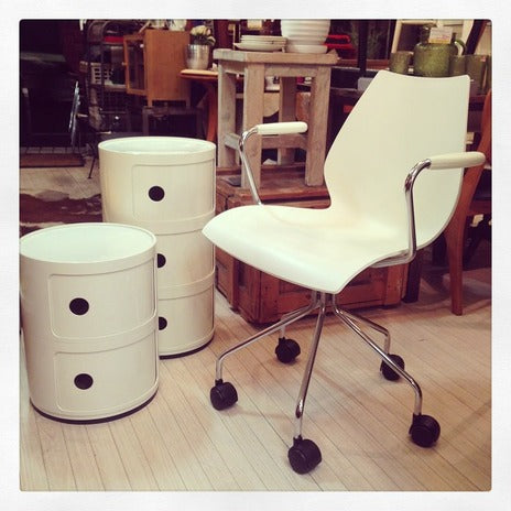 真っ白なカルテルのイタリアンファニチャー3点整いました♪ Italy " Kartell  ( カルテル社 )" マウイキャスターチェア＆コンポニビリ3段＆2段 【出張買取＆販売＆レンタル】