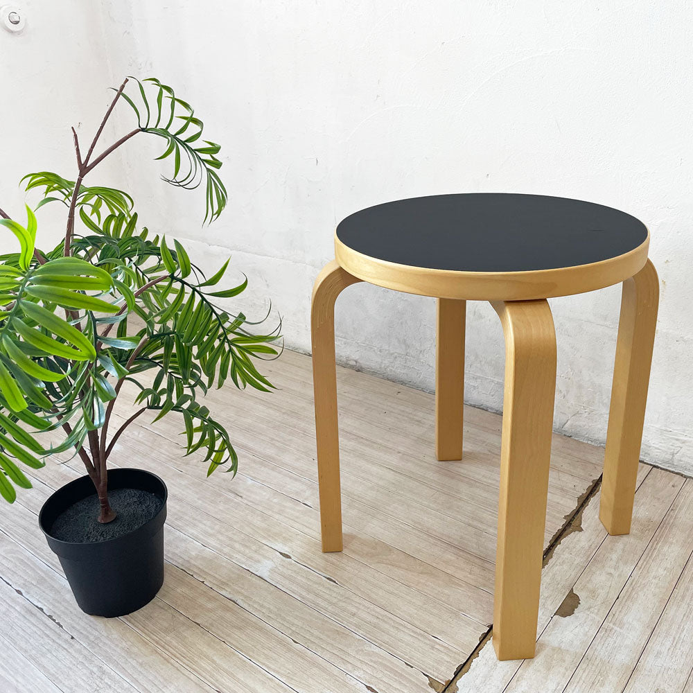 【下北沢店】アルテック Artek スツール E60 Stool 4本脚 バーチ材 スコープ別注カラー リノリウム カーボン6 アルヴァ・アアルト フィンランド 北欧家具  買取させていただきました。