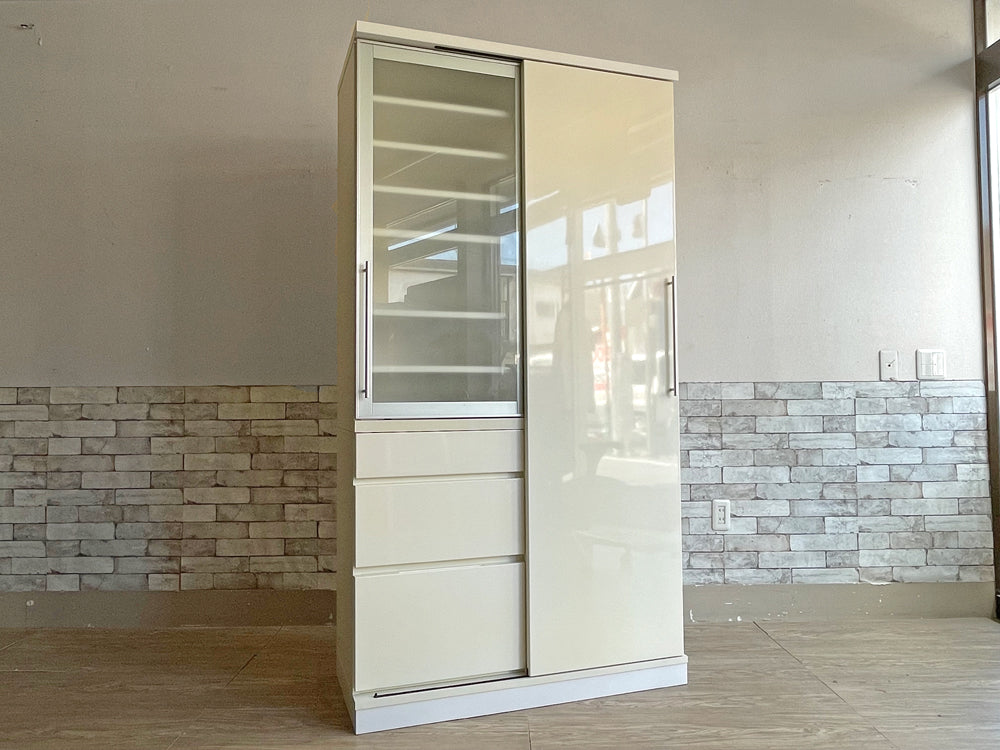 カリモク karimoku カップボード 食器棚 ピアノホワイト 鏡面仕上げ スライド扉 抽斗3杯 H190cm シンプルモダンスタイル 参考価格：約22万円 中古品  買い取りしました。