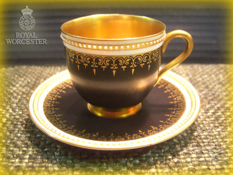 ～マットな黒塗りに金彩輝く格調高いカップ&ソーサー～ イングランド Royal Worcester  （ ロイヤル ウースター ） 1930～1940年代の希少なデミタスカップ＆ソーサー 入荷！