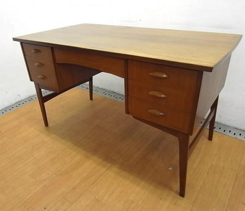 ～古き良き北欧を感じさせてくれる良質なデスク～ デンマーク ビンテージ チーク材 両袖 デスク　【買取と販売とレンタルのお店】