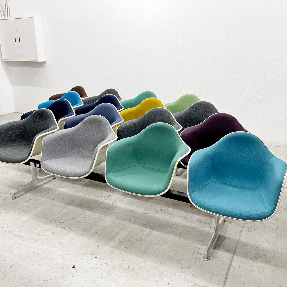 【登戸BASE店】ハーマンミラー Herman Miller ビンテージ エアポートベンチ タンデムシート 4連 アームシェル 2nd ファブリック 新品張替え済 イームズ 希少 × 4台 買取させていただきました。