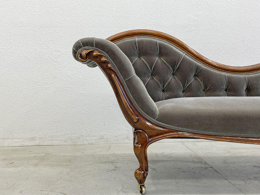 ロイズアンティークス Lloyd's Antiques ヴィクトリアン シェーズロング Victorian Chaise Longue UKビンテージ モケット生地 ～現代に蘇るヴィクトリア女王時代～