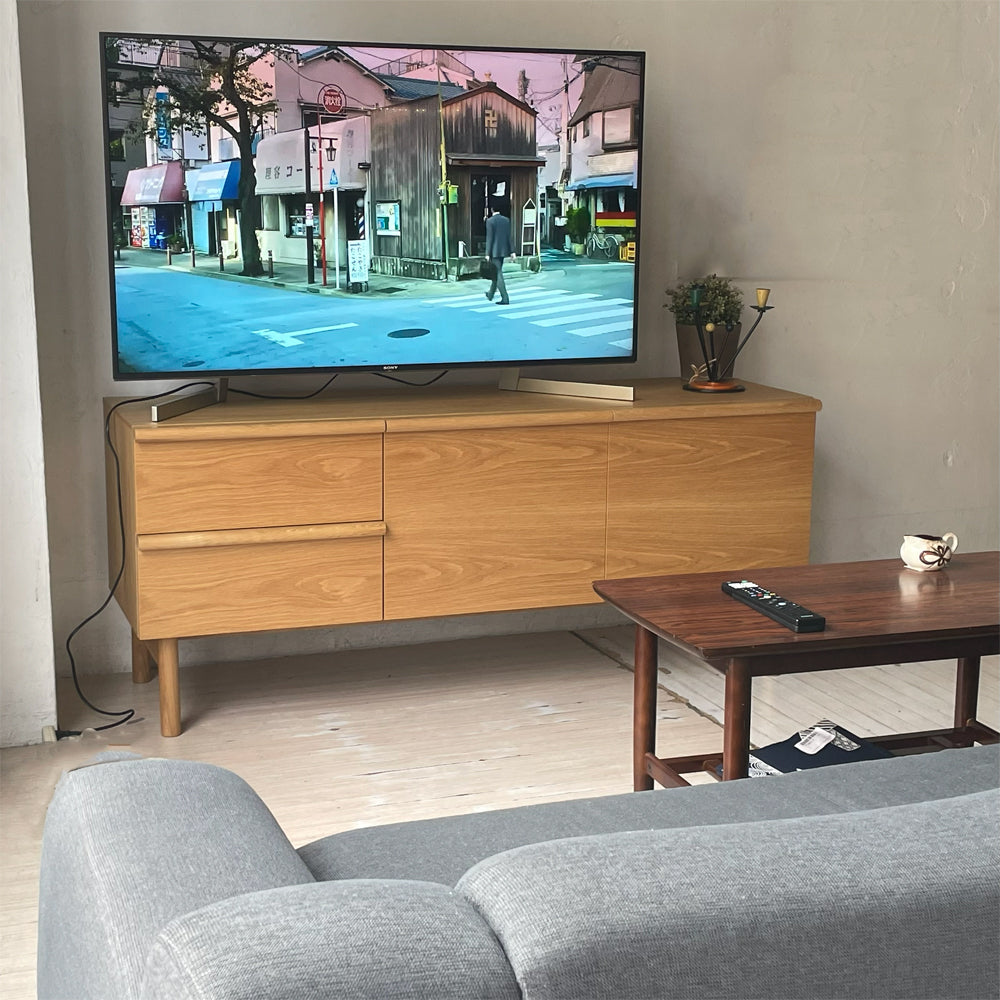 イデー IDEE スティルト サイドボード STILT SIDEBOARDとプレジール PLAISIR 3シーター ソファ～ 同一ブランドによる合わせやすいインテリアのイメージ