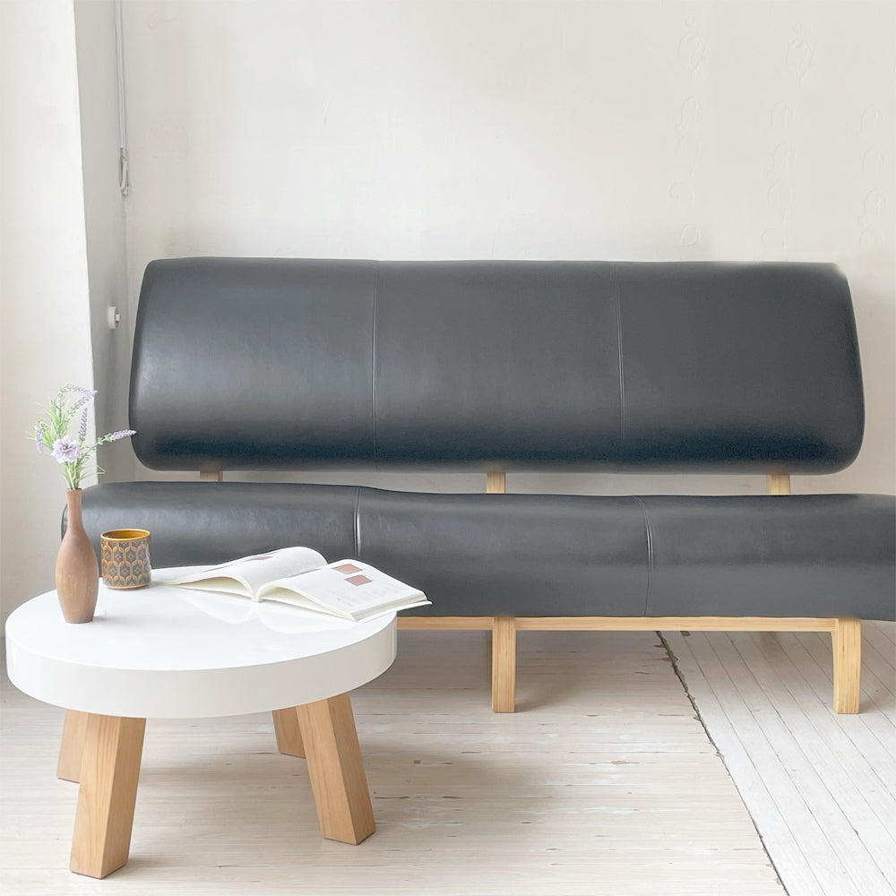 イデー IDEE カゴル 3シーター ソファ ブラックPVCレザー×シナ材共芯合板 ～ 抜け感のあるシックなデザインソファ