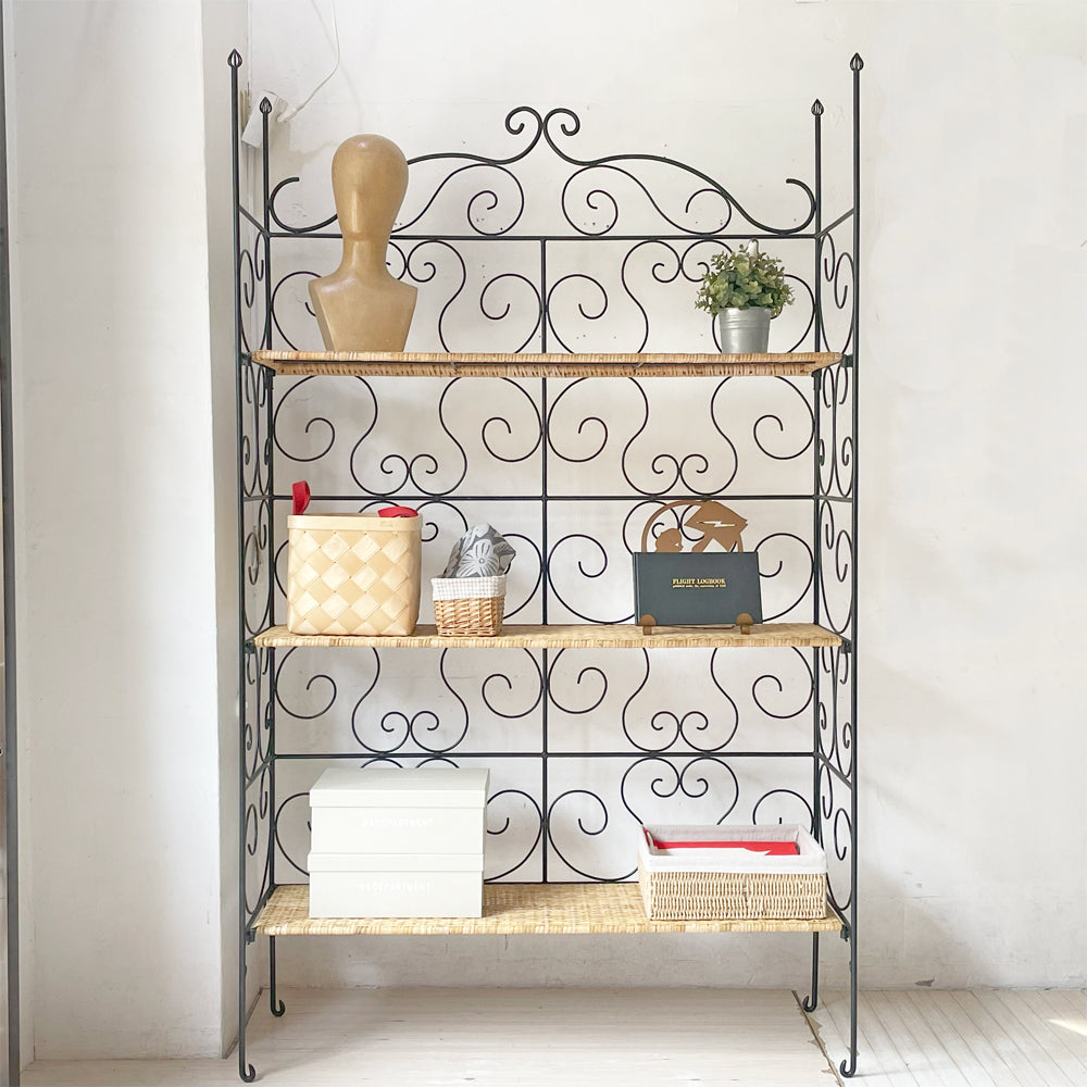 ロートアイアンｘラタン クラシカルデザイン シェルフ 3段 ～ 錬鉄と天然素材という異素材を合わせたクラシックなシェルフデザイン