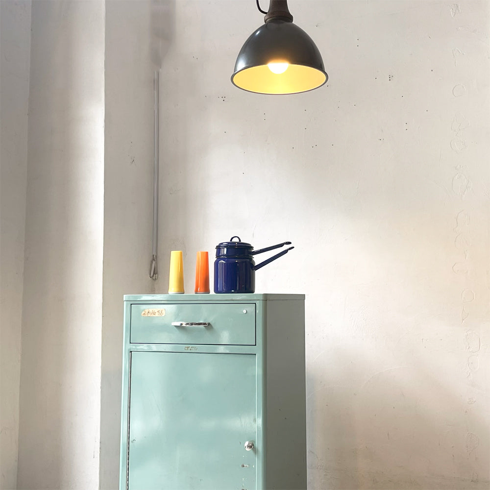 US Vintage スチール サイドキャビネット タオルバー エナメル塗装 ～強靭で無骨なスタイルのアメリカンインダストリアルファニチャー