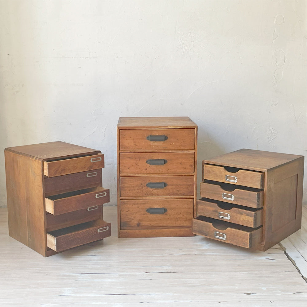 永く大切に使われてきた、人々の慈しみを感じるビンテージスモールドロワーが入荷しています