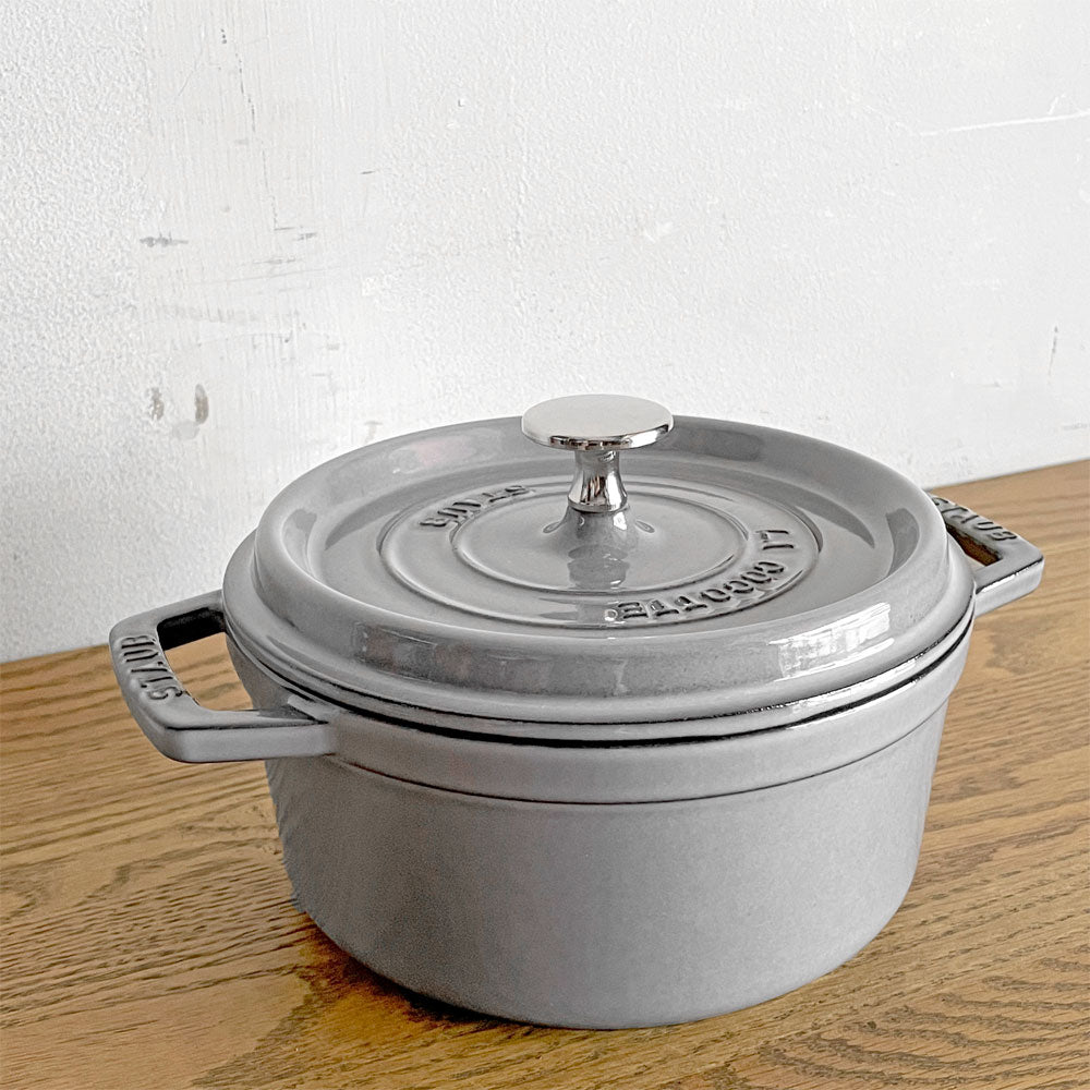 【自由が丘店】ストウブ Staub ピコ ココット ラウンド 両手鍋 ホーロー鍋 グレー 18cm フランス製 箱付き 美品 買取させていただきました。