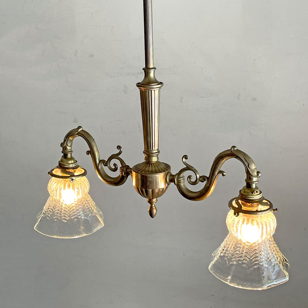 【自由が丘店】クラシカルデザイン Classical Design シャンデリア ペンダントライト 2灯 真鍮 ガラスシェード 買取させていただきました。