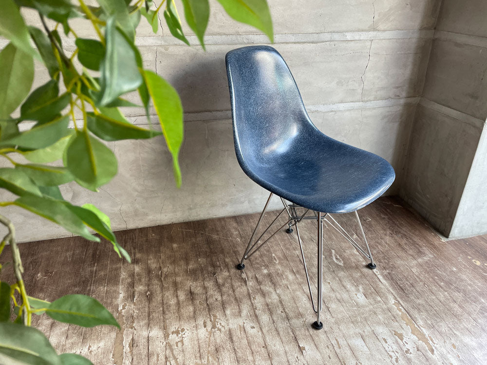 ハーマンミラー Herman Miller サイドシェルチェア ネイビー 現行 FRP エッフェルベース イームズ ミッドセンチュリー 中古品 買い取りしました。