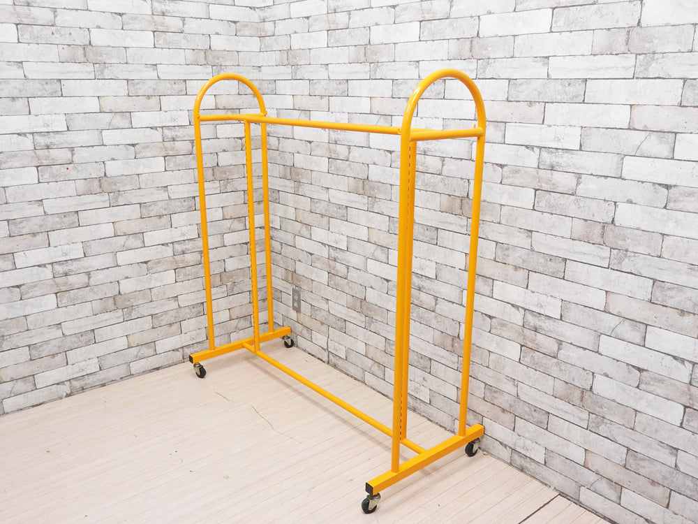 インダストリアルデザイン Industrial Design スチール製 ハンガーラック イエロー キャスター付 店舗什器 ビンテージスタイル Vintage Style  中古品 買い取りしました。
