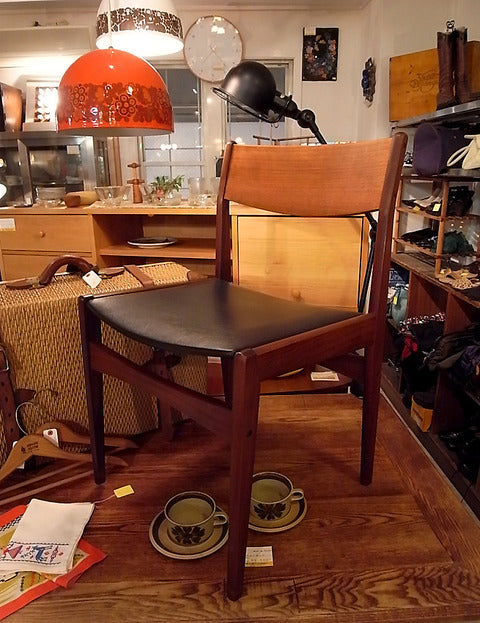 真面目に造られたシンプルな椅子～デンマーク Frem Rojle ダイニングチェア Paul M. Volther