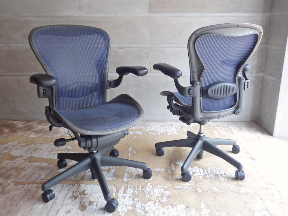 ハーマンミラー Herman Miller アーロンチェア Aeron Chair ランバーサポート クラシックカーボン フル装備 Bサイズ グラファイトカラーベース ブルー デスクチェア ×2脚 中古品 買い取りしました。