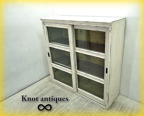 ノスタルジックな雰囲気を醸し出すシャビーシックな収納家具 " Knot antiques / ノットアンティークス " シリーズ 『 クィーンキャビネット 』 人気の白家具ガラスキャビ 定価:8.6万～ 入荷！