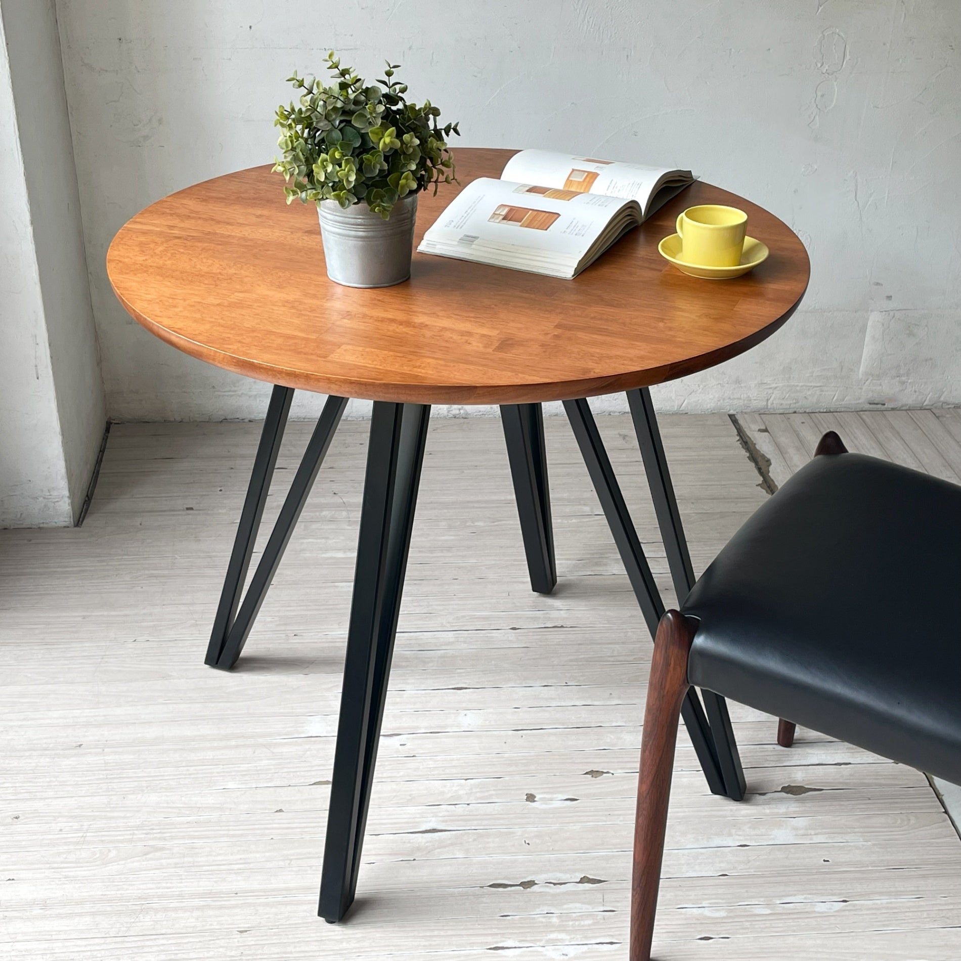 【下北沢店】かなでもの KANADEMONO ザ・カフェテーブル THE CAFE TABLE Black Steel 4pin ラウンド Φ80cm ラバーウッド天板 買取させていただきました。