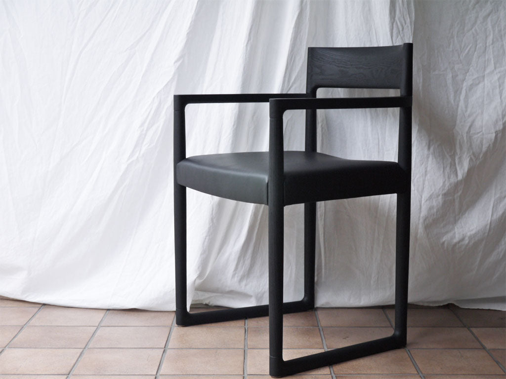 バイ インテリアズ by interiors スィーピー SWEEPY chair アームチェア ブラック PVCレザーシート ブラック 大城健作 中古品 買い取りしました。
