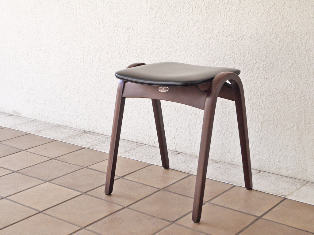 秋田木工 Akimoku No.202 剣持スツール 剣持勇 スタッキングスツール ナラ材 古代色フレーム ブラックPVC ビンテージ ジャパニーズモダン 中古品 買い取りしました。