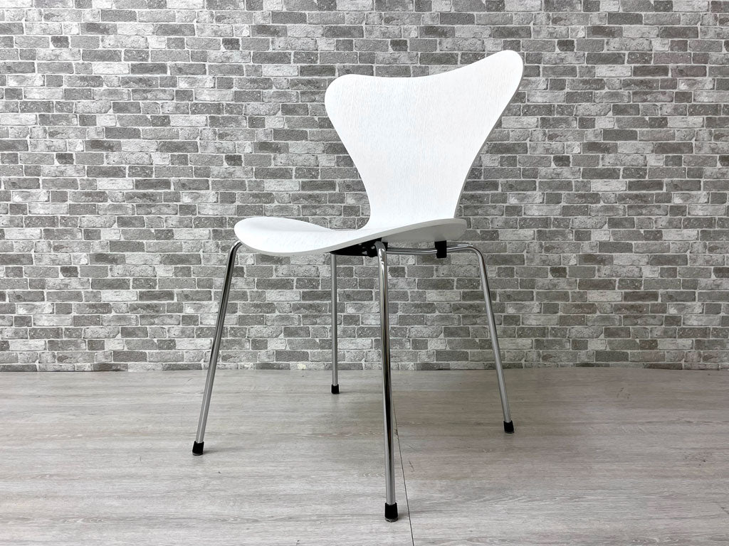 フリッツハンセン Fritz Hansen セブンチェア カラードアッシュ ホワイト アルネ・ヤコブセン Arne Jacobsen スタッキングチェア デンマーク 北欧家具 中古品 買い取りしました。