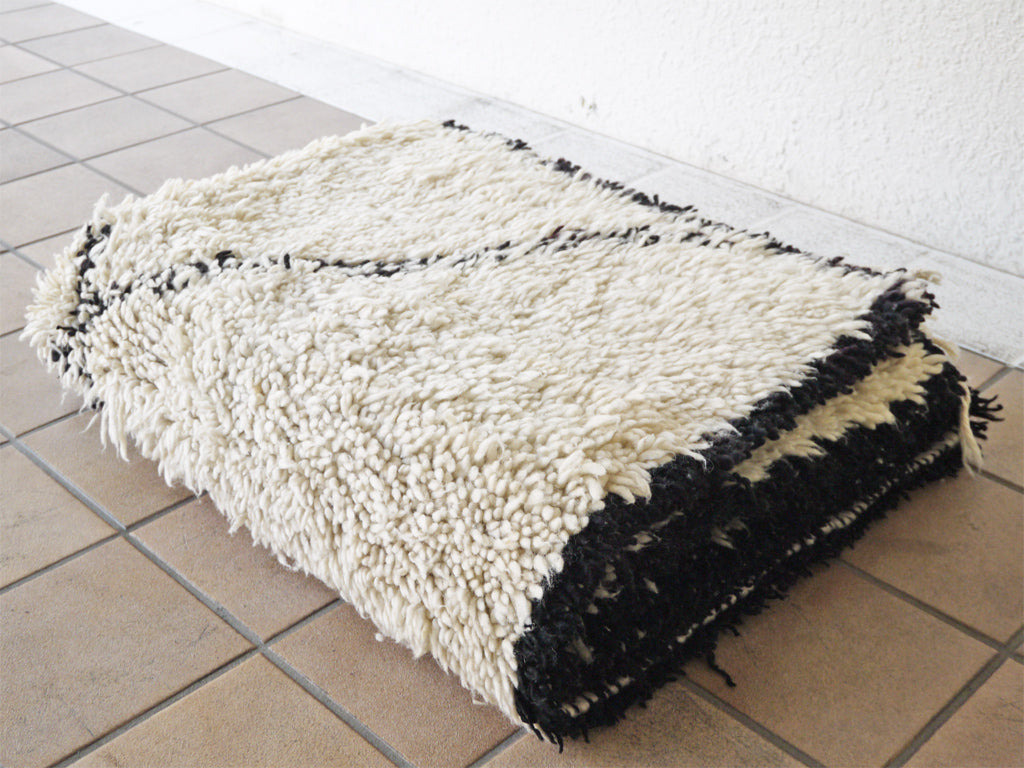 ベニワレン Beni Ouarain ラグ 絨毯 ホワイト ダイヤ型 手織り ハンドメイド モロッコ 中古品 買い取りしました。