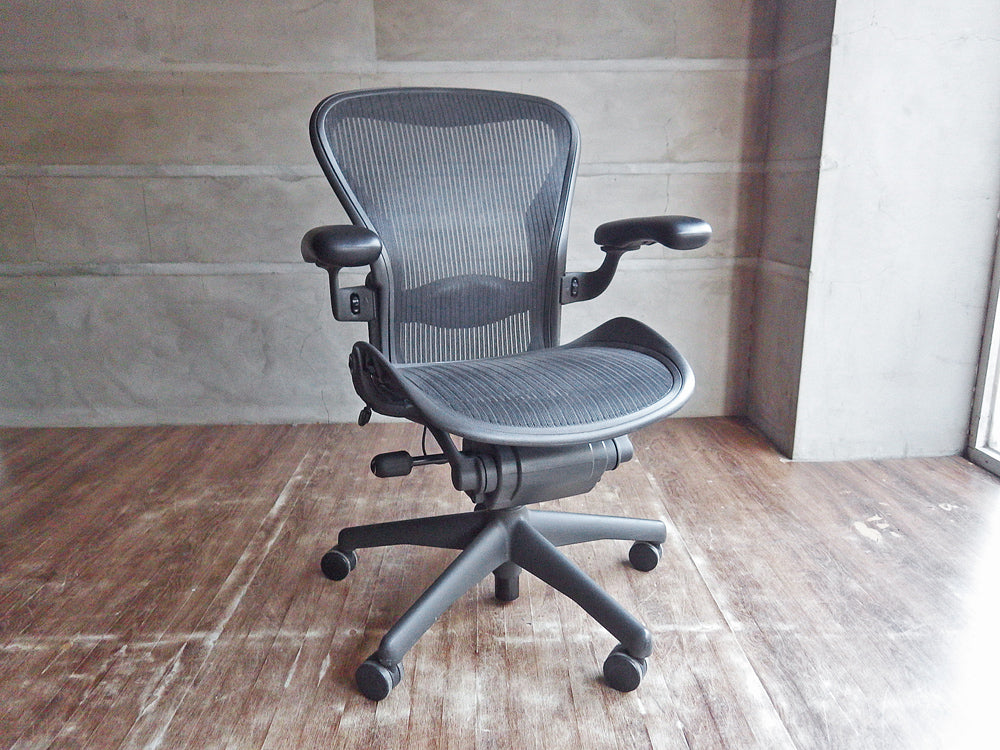 ハーマンミラー Herman Miller アーロンチェア Bサイズ グラファイトベース デスクチェア 中古品 買い取りしました。