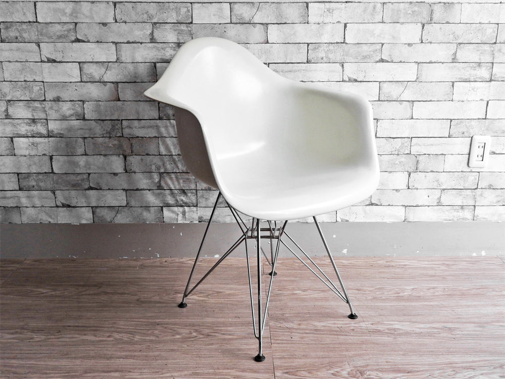ハーマンミラー Herman Miller アームシェルチェア ホワイト 現行FRP製 エッフェルベース C&R イームズ ミッドセンチュリー  中古品  買い取りしました。