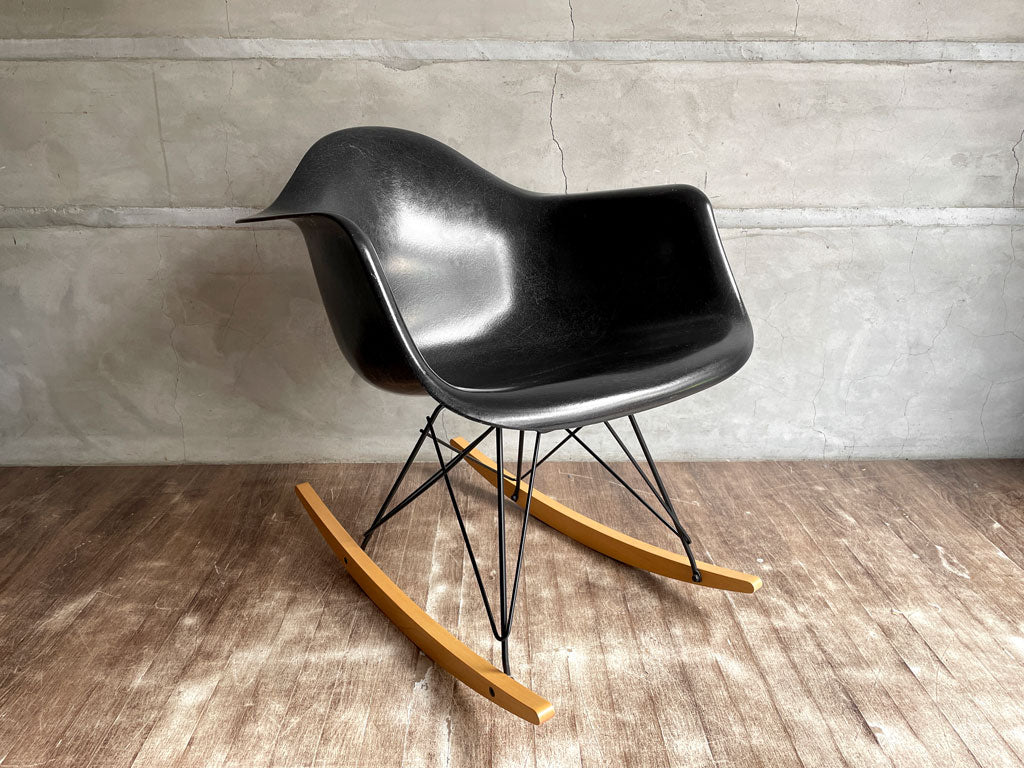 ハーマンミラー Herman Miller 現行FRP製 アームシェルチェア ブラック ロッカーベース C&Rイームズ ミッドセンチュリー 中古品 買い取りしました。