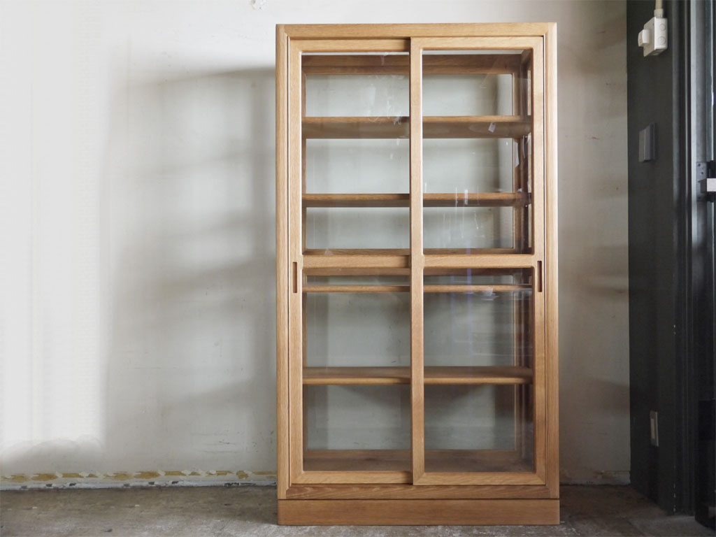 タイムアンドスタイル TIME&STYLE ミュージアム キャビネット museum cabinet オーク無垢材 スライドドア W90cm ガラスキャビネット 中古品 買い取りしました。