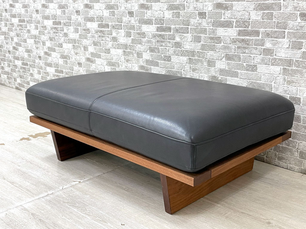 マスターウォール MASTERWAL モアレス MORELESS オットマン スツール 本革 レザー ウォールナット無垢材 定価￥159,500- 中古品 買い取りしました。