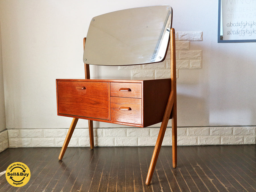 北欧 ヴィンテージ ドレッサー デスク チーク材 × オーク材 Lloyd's Antiques 取扱   ～小さな北欧ヴィンテージのドレッサーデスク。～ 【 買取と販売とレンタルのお店 】