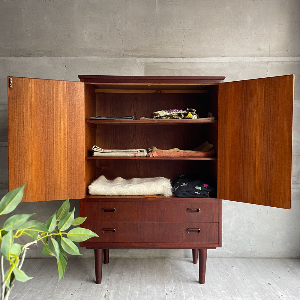 【学芸大学店】北欧ビンテージ scandinavian vintage チーク材 キャビネット ミドルチェスト 食器棚 観音扉 抽斗 鍵付き 北欧家具 ♪ 買取させていただきました。