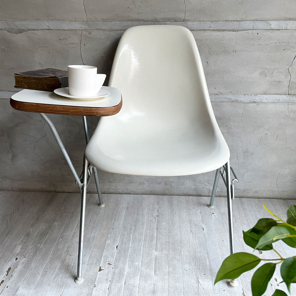 ハーマンミラー Herman Miller サイドシェルチェア セカンド 2nd ビンテージ FRP製 パーチメント スタッキングベース 肘掛けテーブル付 イームズ ミッドセンチュリー ～ ビンテージゆえの魅力 ～